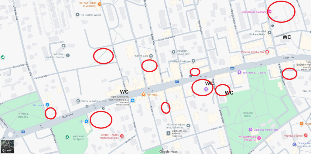 Plāns ar parkošanās laukumiem un WC vietām