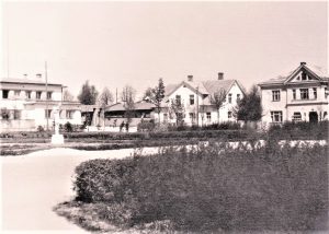 Skats uz Nodievu māju 1963. gada vasarā. Redzams toreizējais Pionieru laukums. Foto K. Oše.