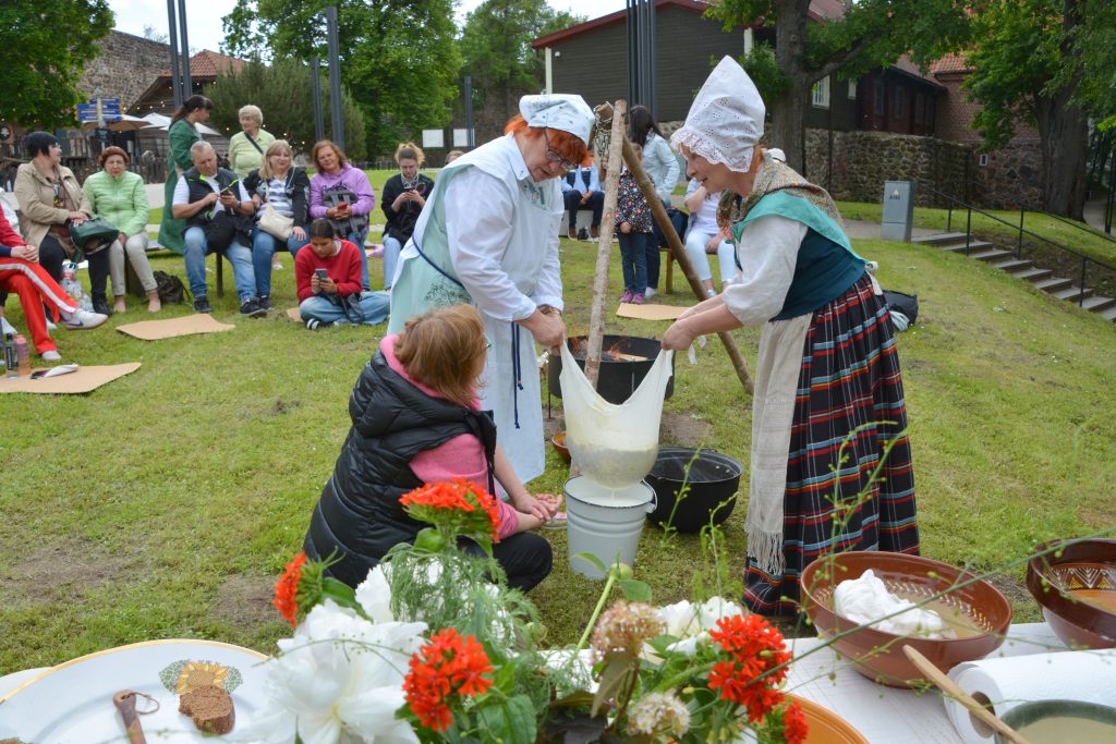 Ukraiņi un latvieši kopā svinēja vasaras saulgriežus Valmierā