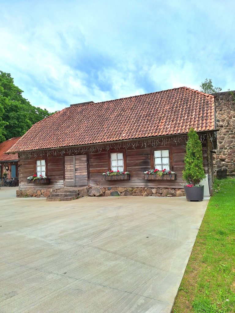 Valmieras muzeja atklātā krātuve “Klēts” (Bruņinieku ielā 4/2).