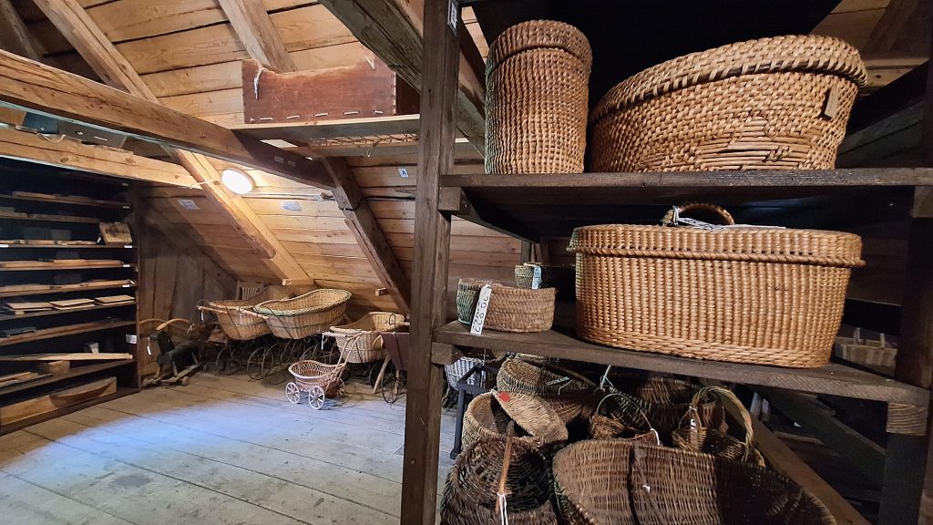 Ieskats Valmieras muzeja atklātajā krātuvē "Klēts"